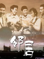 海报整体设计以单人肖像照为主，背景配色绚烂，很有漫画元素。