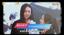 《死侍与金刚狼》讲述了死侍（瑞安·雷诺兹 饰）因使用锁链的时间旅行机器四处穿越修改历史，被TVA时间管理局逮捕关押。